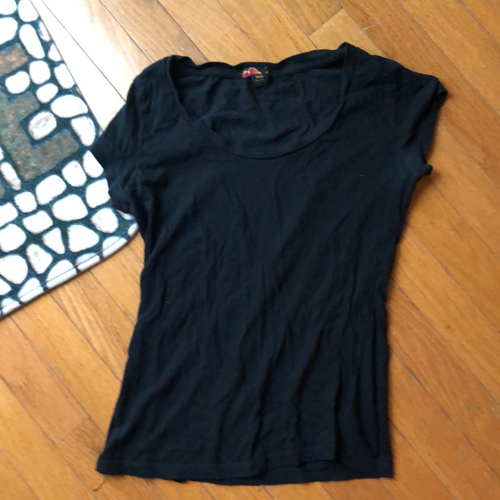 Basic black tee - Picture 2 of 3